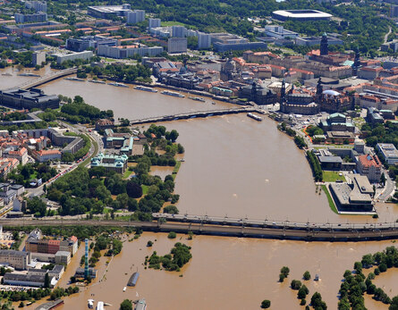 Ein Luftbild vom Hochwasser in Dresden an den Elbbrücken