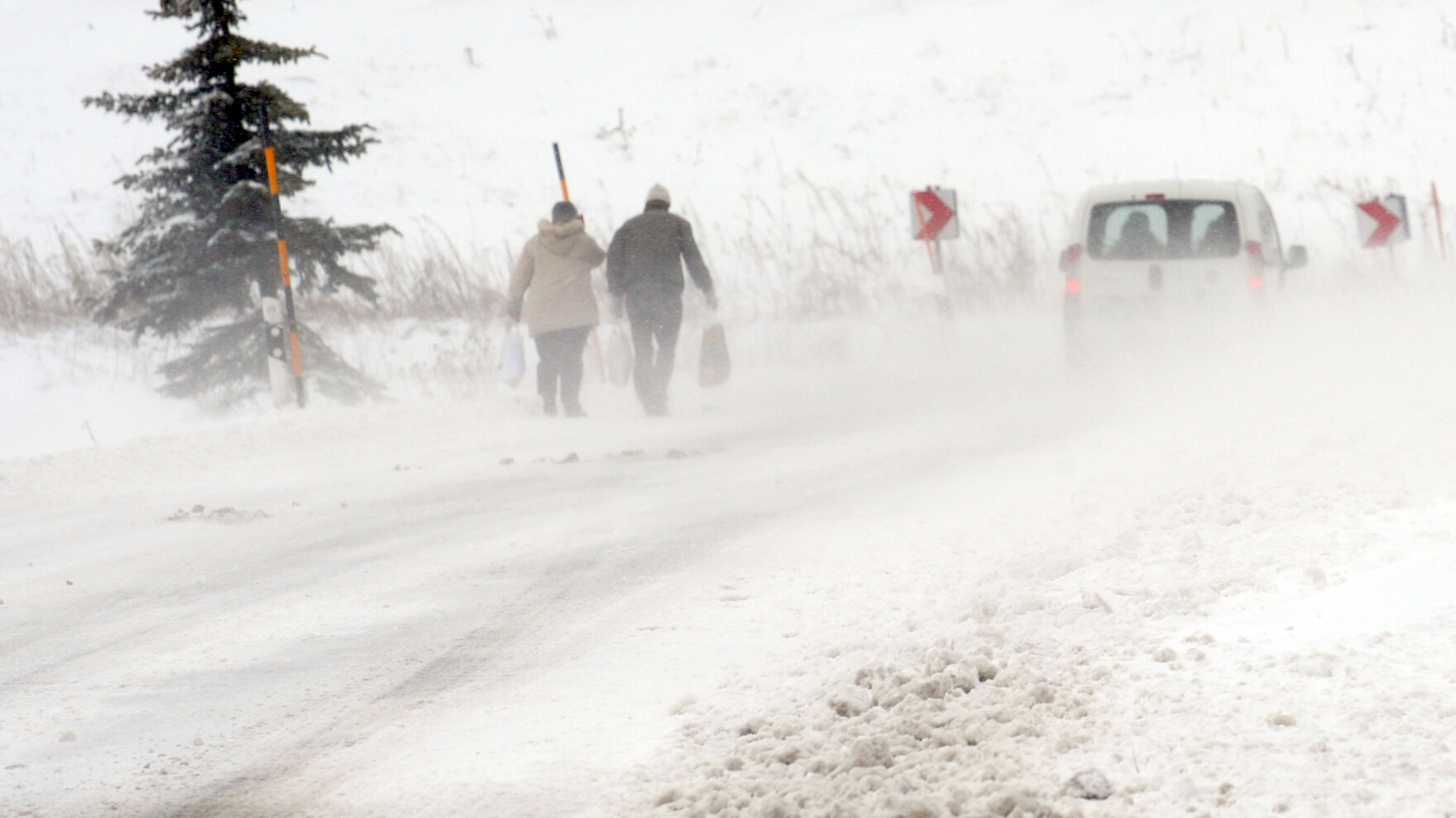 Stürmische Verwehungen auf einer verschneiten Landstraße